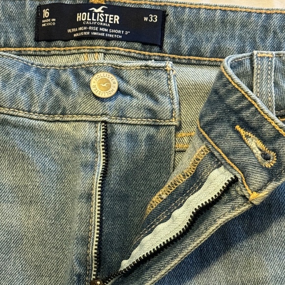 Hollister | NWT Ultra High Rise Distressed Denim Mom Shorts | Size 16 - Picture 4 of 9